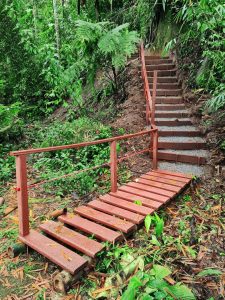 Escaleras y barandales de madera plástica