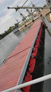 Puente sobre mar de madera plástica