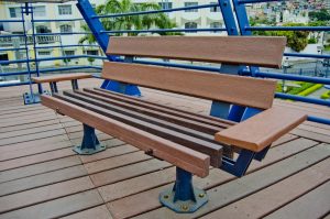 Banca de madera plastica en guayaquil malecon 2000