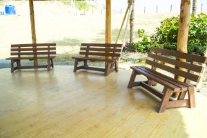 bancas madera plastica en la playa ecuador